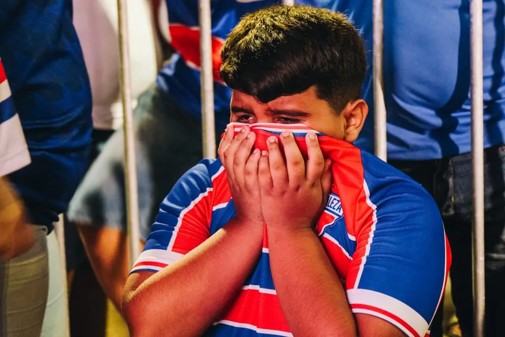 Imagem da notícia: Torcedores do Fortaleza vão do êxtase à decepção em final da Sul-Americana; veja fotos 