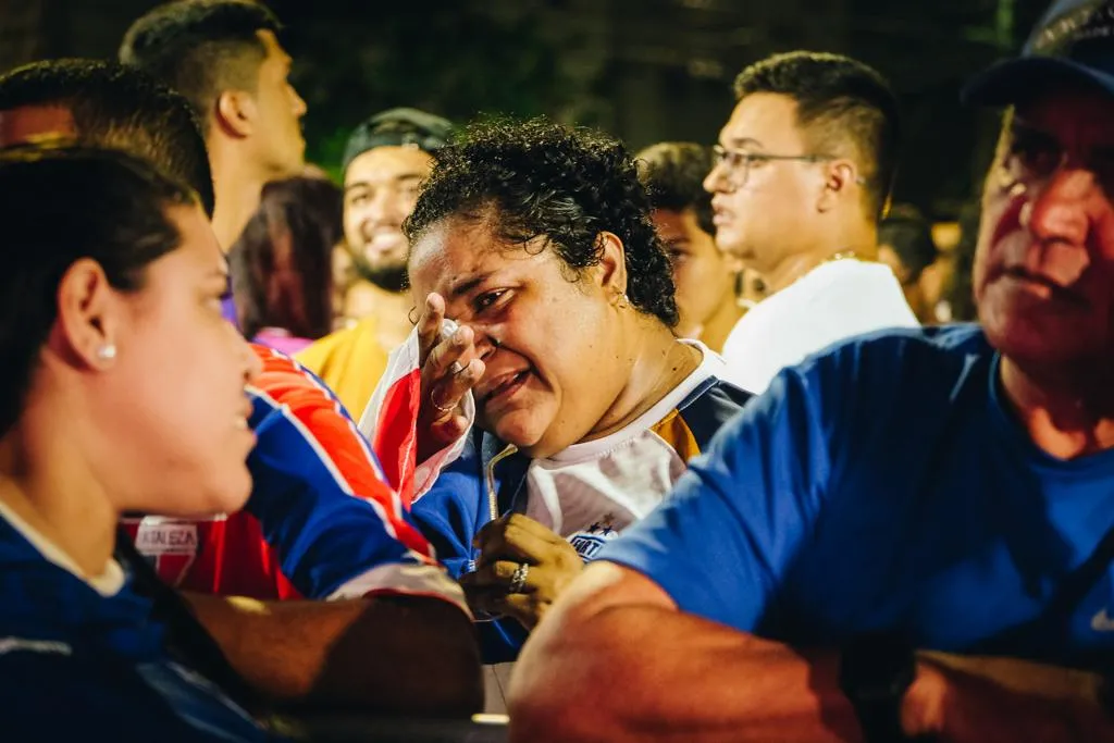 Torcedora do Fortaleza em lágrimas após revés para a LDU.