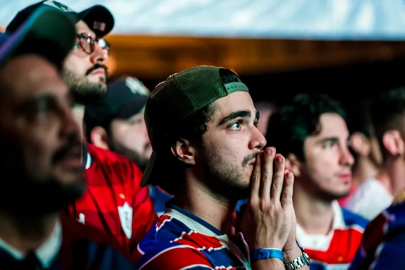 Torcedor do Fortaleza apreensivo durante jogo contra a LDU.