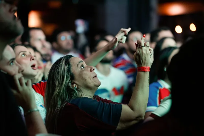 Torcedora faz figa em torcida pelo Fortaleza.