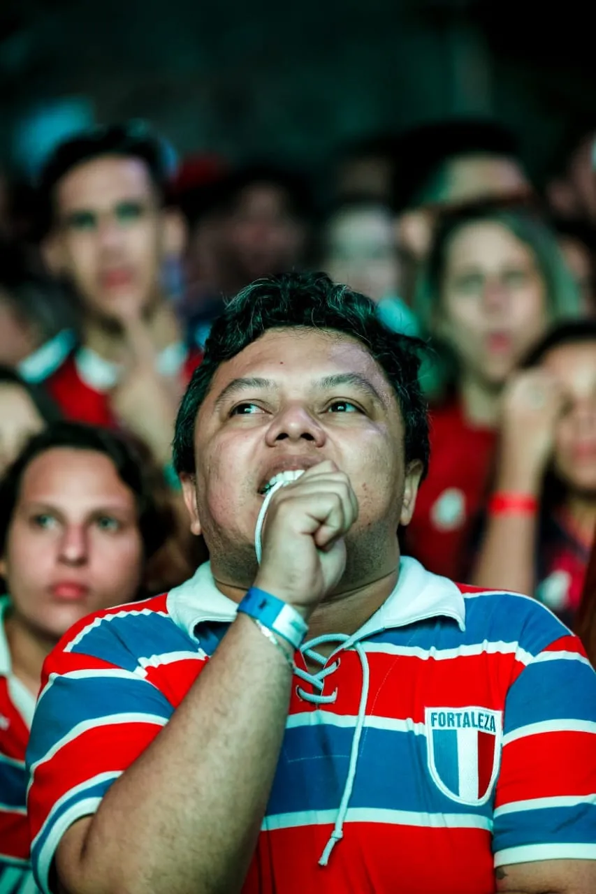 Tricolor morde o cordão da camisa enquanto vê a final da Sula.