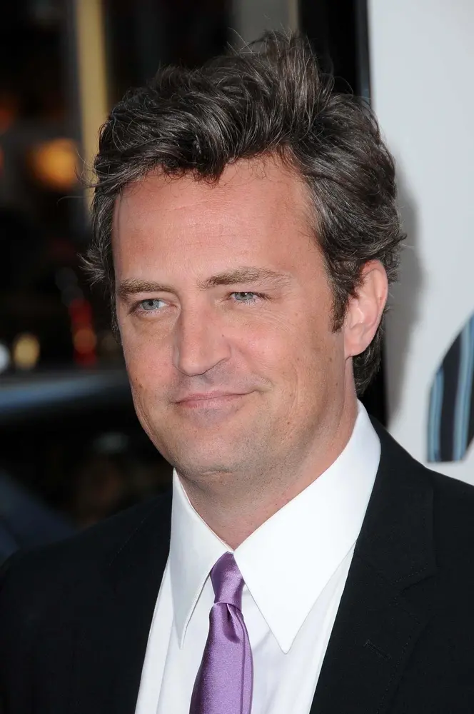 Imagem da notícia: Biografia de Matthew Perry esgota no Brasil poucas horas após morte do ator