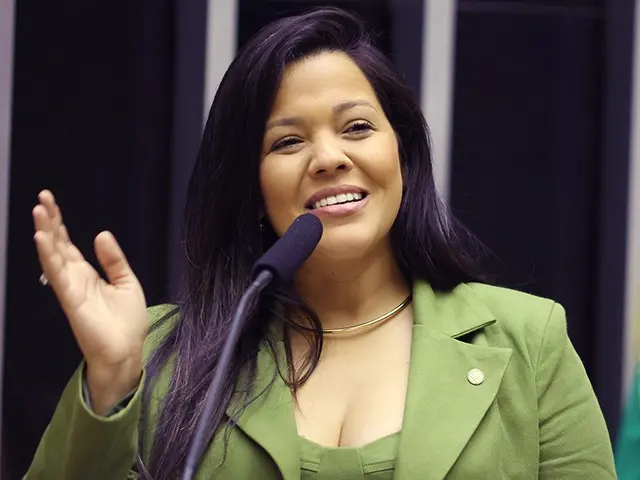 Imagem da notícia: Após assumir vaga na Câmara dos Deputados, Priscila Costa retoma cadeira na Câmara Municipal