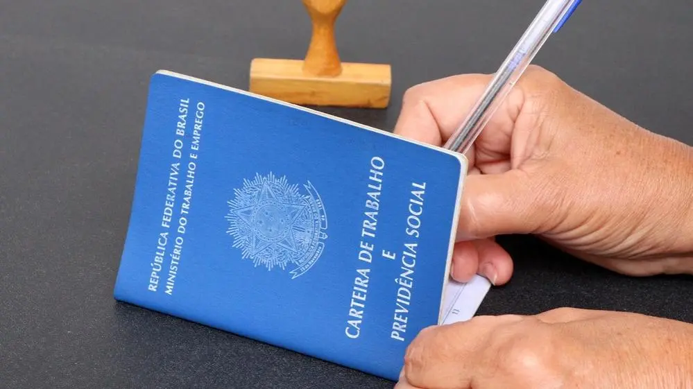 Imagem da notícia: Taxa de desemprego no Brasil cai para 7,7% no 3º trimestre, menor índice desde fevereiro de 2015