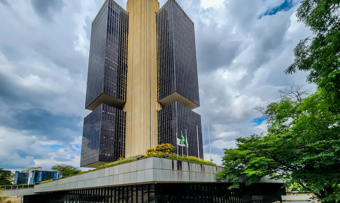 Imagem da notícia: Selic é alterada pela terceira vez em 2023 pelo Copom; taxa cai para 12,25% ao ano