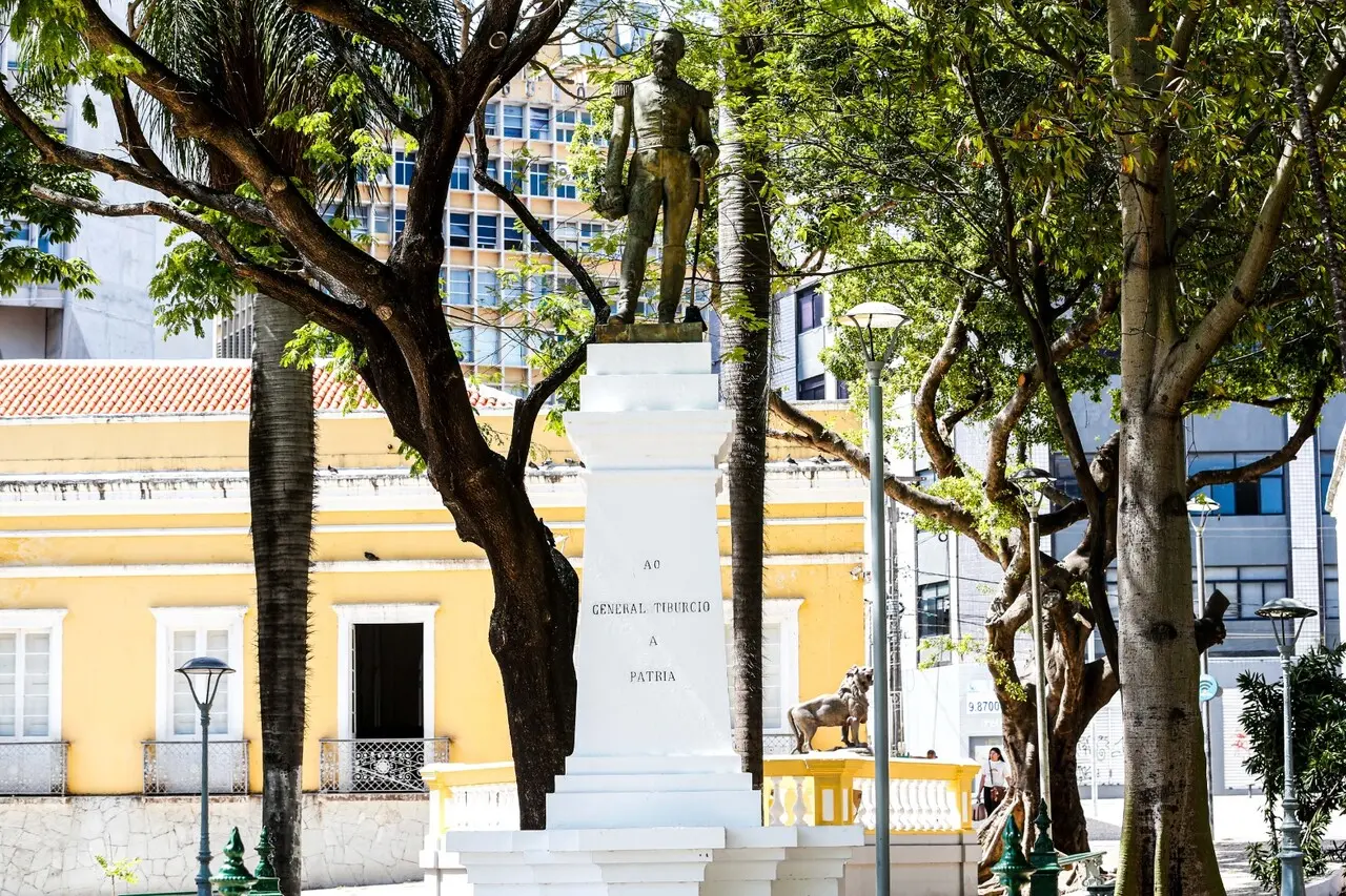 Imagem da notícia: Túmulos fora de cemitério: conheça monumentos em Fortaleza com restos mortais em áreas públicas