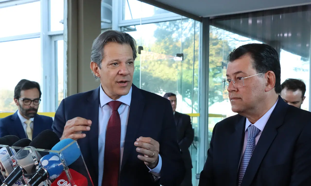 Imagem da notícia: Novos benefícios tributários elevarão alíquota-padrão do IVA, diz Haddad