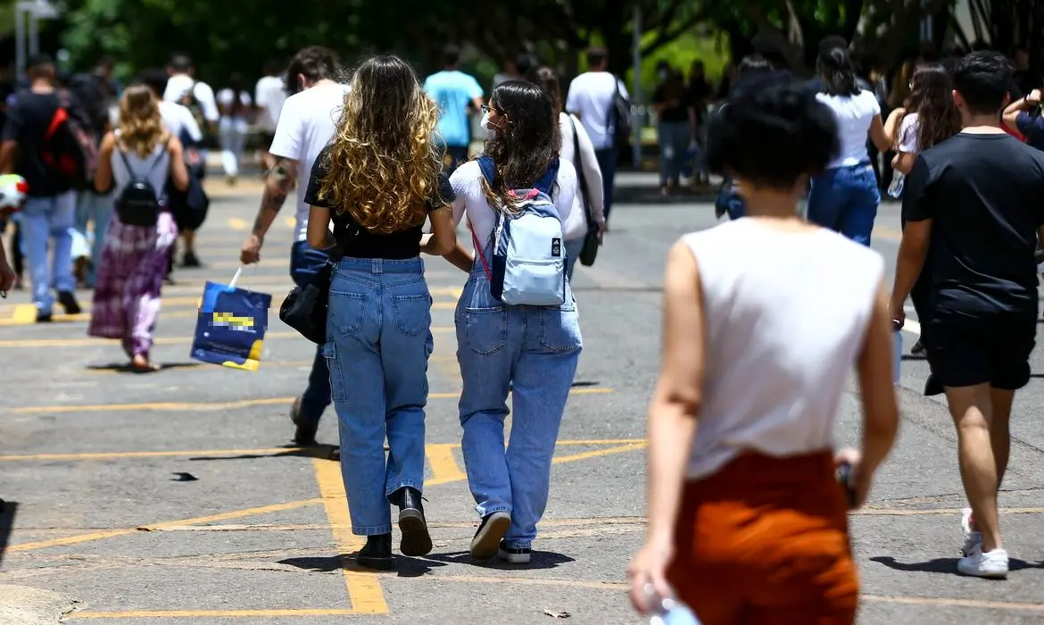 Imagem da notícia: Fortaleza é 3ª cidade do Brasil com mais inscritos no Enem 2023; veja perfil dos candidatos no Ceará
