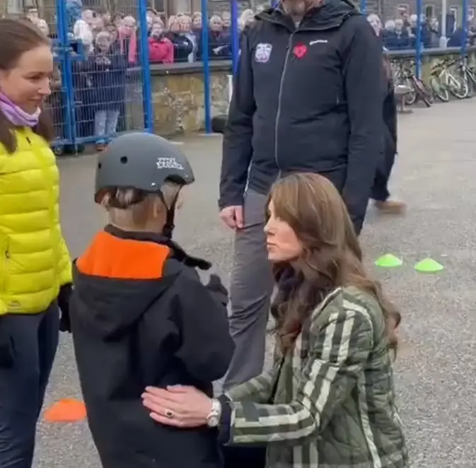 Imagem da notícia: Em visita à Escócia, Kate Middleton surpreende ao socorrer menino que cai de bicicleta