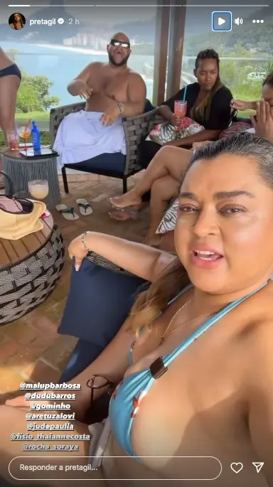 Imagem da notícia: Preta Gil surge animada e rodeada de amigos no feriado