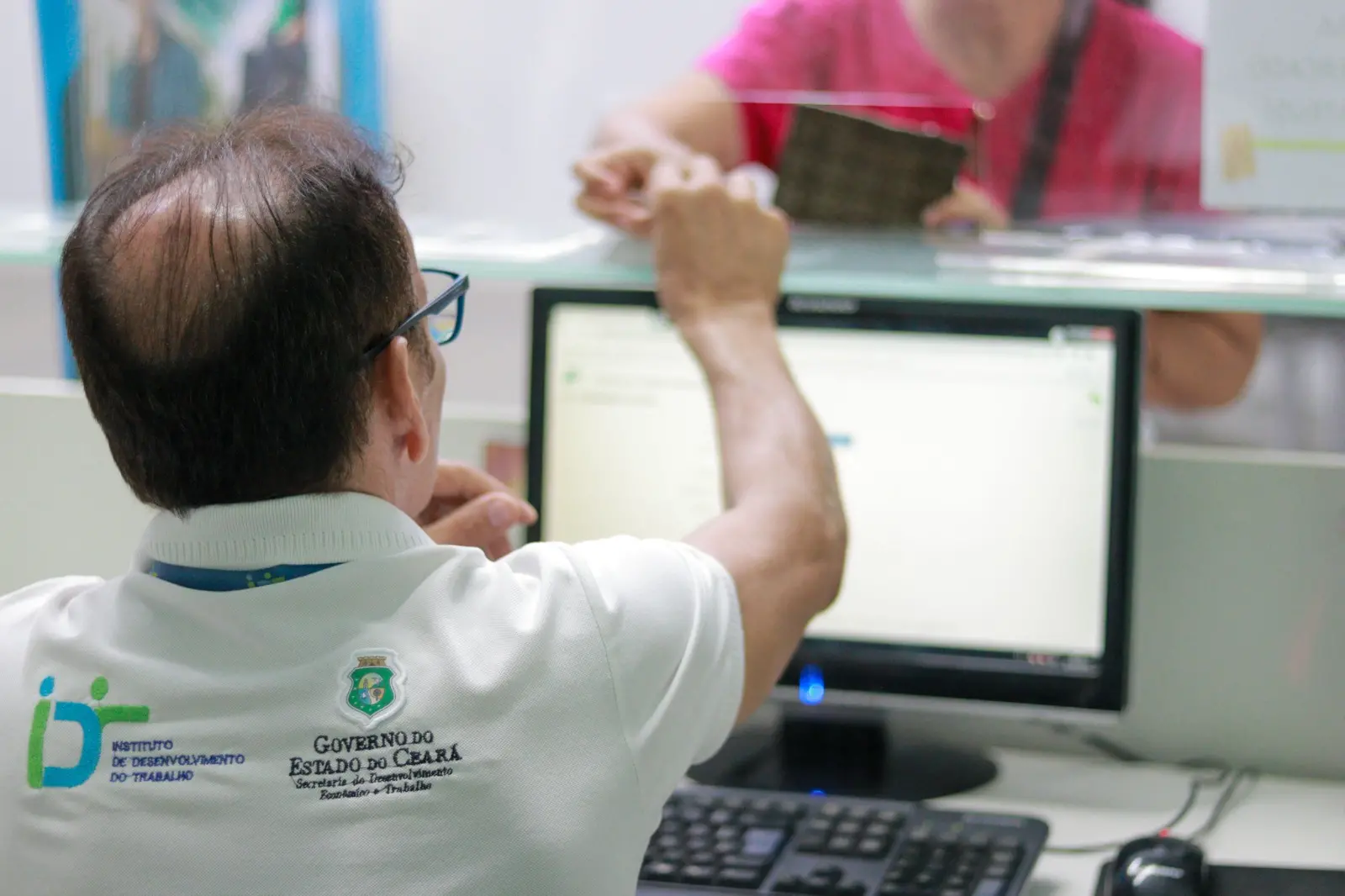 Imagem da notícia: IDT divulga 4 mil ofertas de emprego para alta estação em novembro; veja como se candidatar