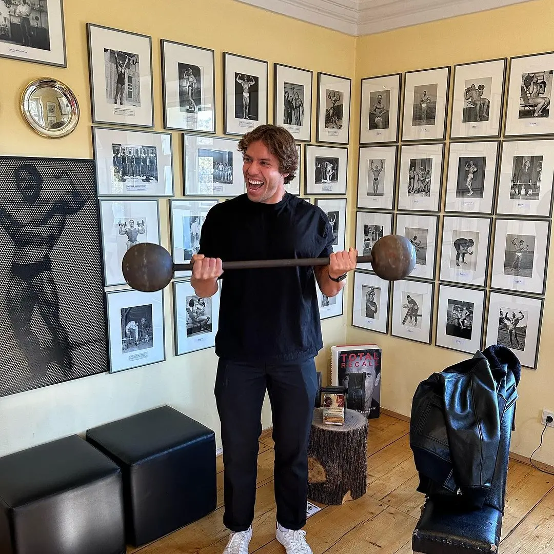 Imagem da notícia: Conheça o filho fisiculturista de Arnold Schwarzenegger que impressiona por semelhança com pai
