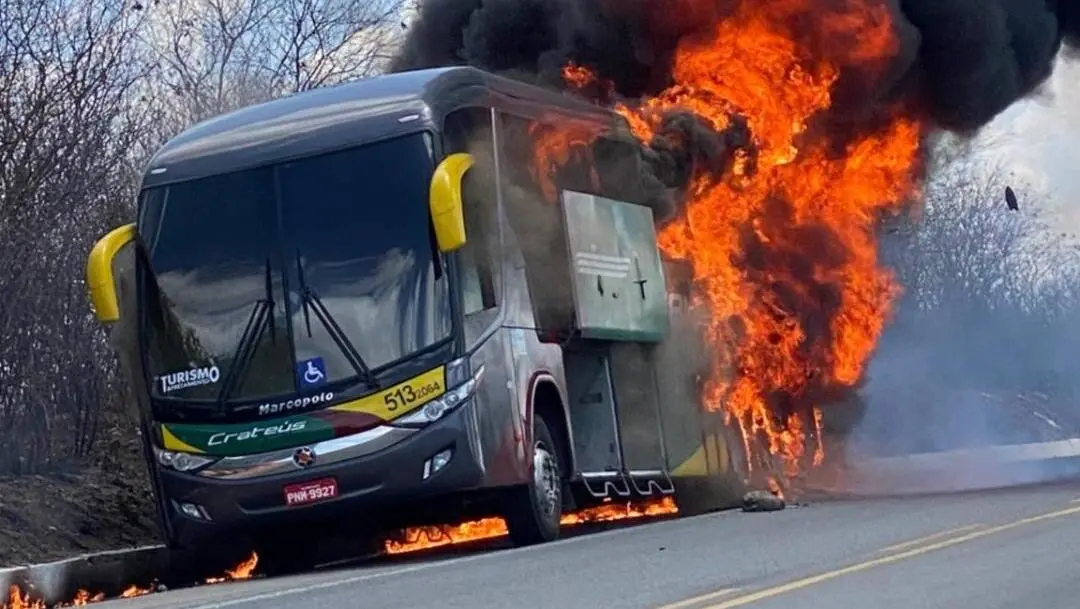 Fogo tomou grande parte da traseira do ônibus