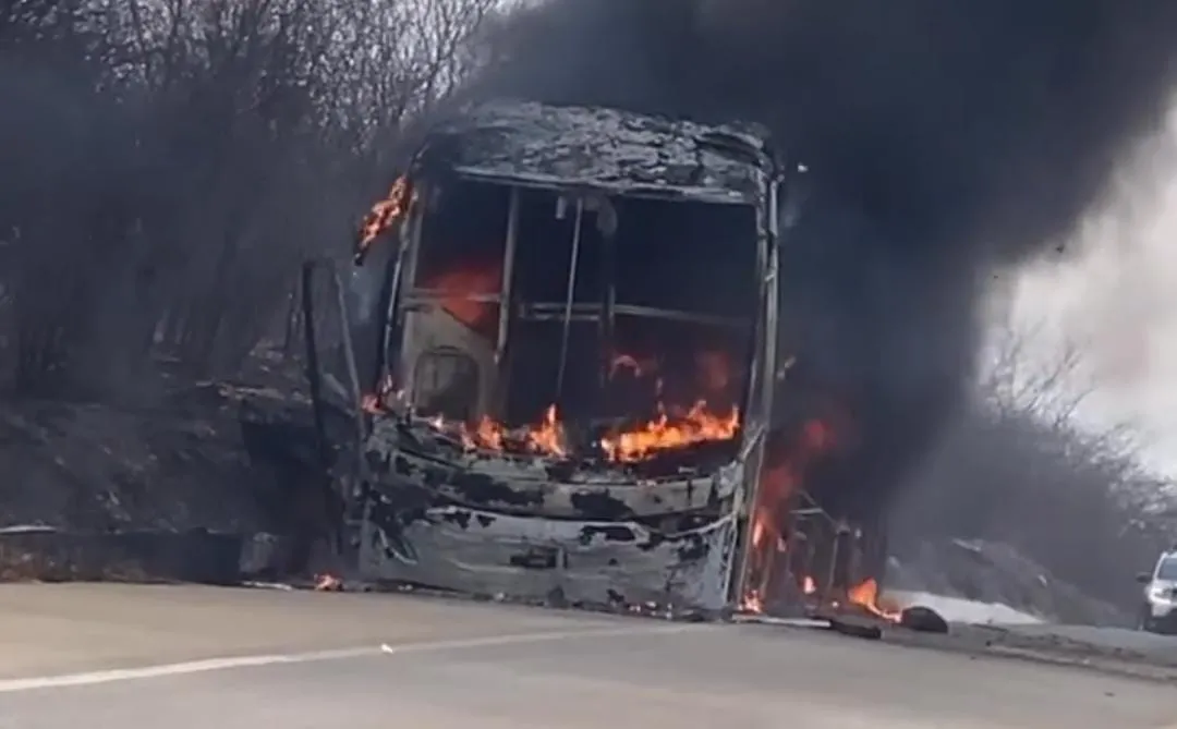 O ônibus ficou destruído