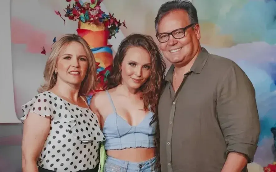 Imagem da notícia: Larissa Manoela consegue direito de romper sociedade com os pais na Justiça