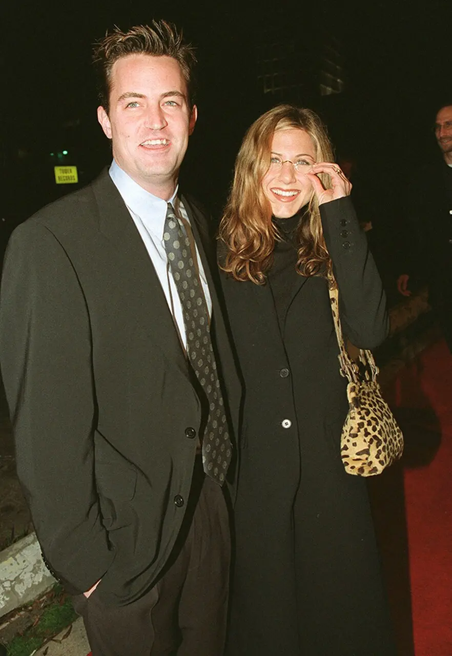 Imagem da notícia: Jennifer Aniston está 'completamente devastada' após morte de Matthew Perry, diz jornal 