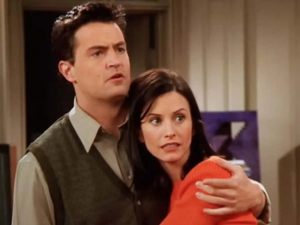 Imagem da notícia: Matthew Perry teria pedido corte de cena em que Chandler traía Monica em 'Friends', diz atriz