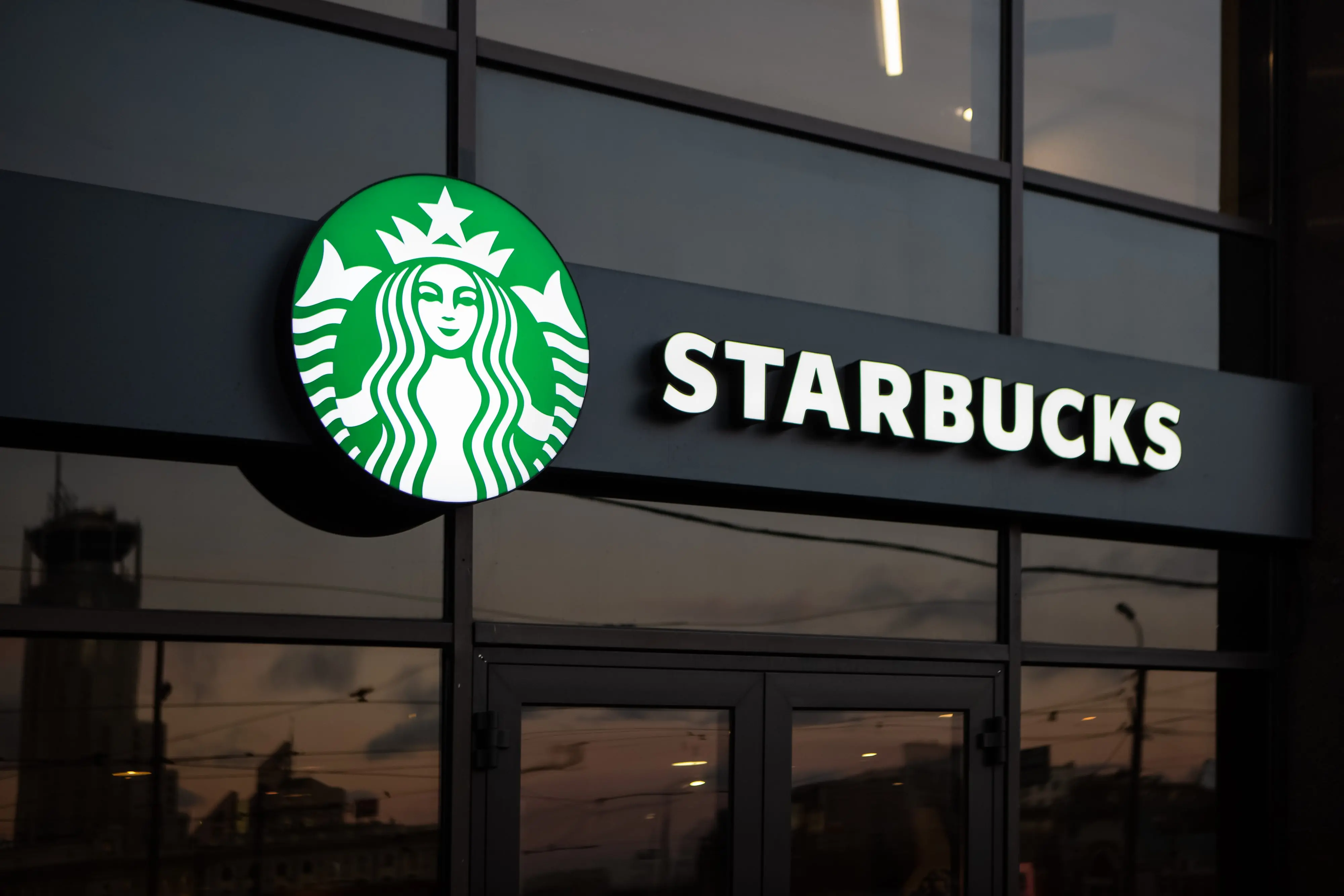 Imagem da notícia: Grupo SouthRock, controladora da Starbucks e Subway, deve R$10 milhões a ex-funcionários