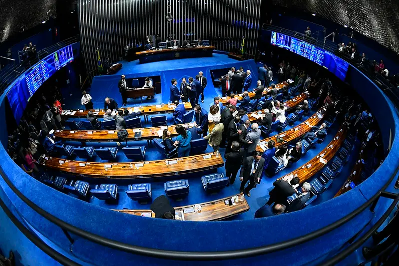 Imagem da notícia: Reforma Tributária é aprovada em dois turnos pelo Senado; texto volta para a Câmara