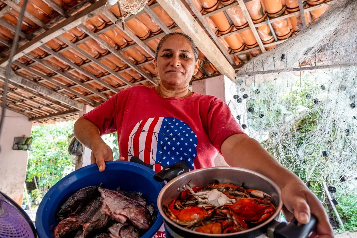 Silvia mostrando os peixes e siri