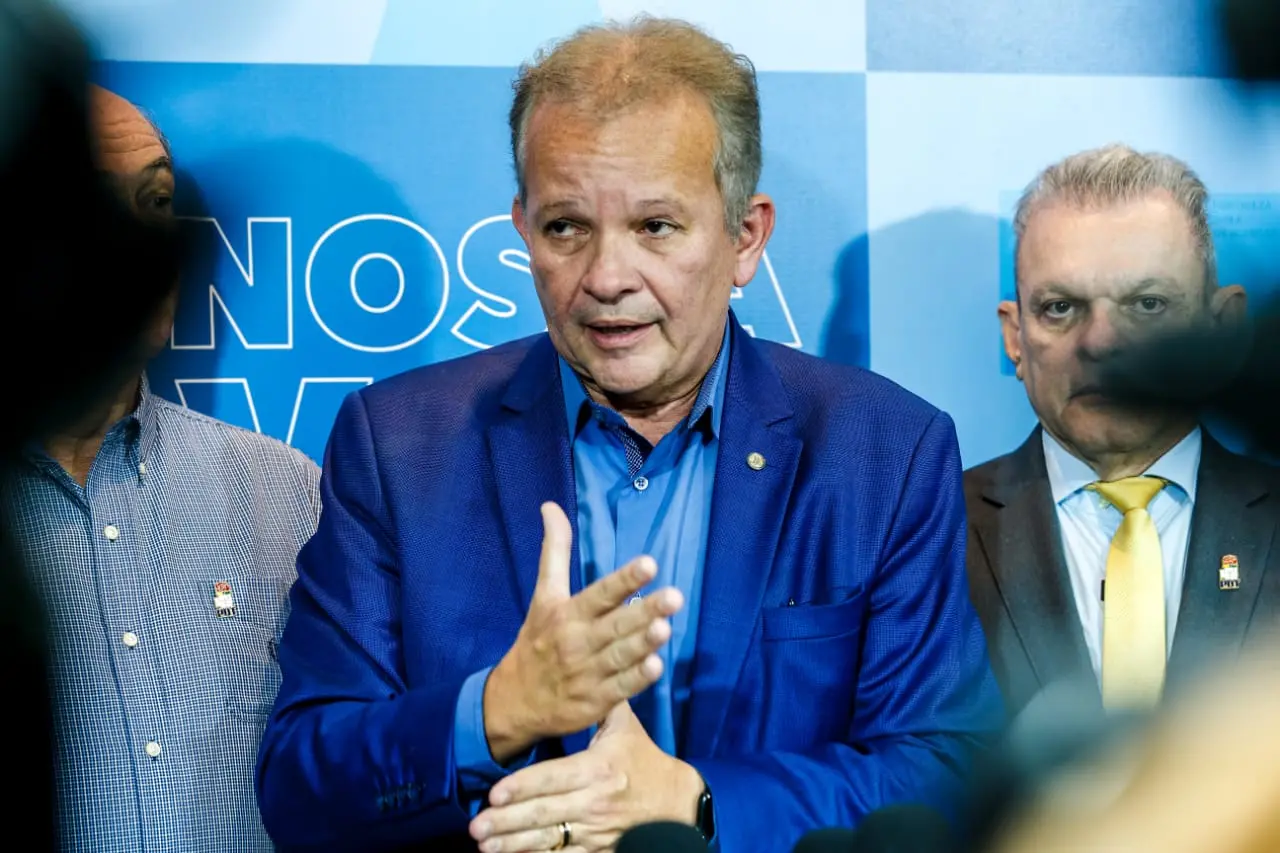 Imagem da notícia: André Figueiredo promete pedir na Justiça mandato de deputados que usarem carta de anuência