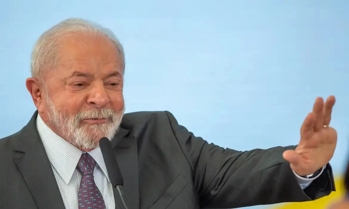 Imagem da notícia: Lula parabeniza Itamaraty e FAB pelo resgate de 32 brasileiros em Gaza neste domingo (12)