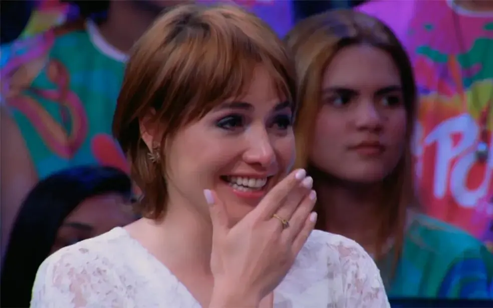 Imagem da notícia: Letícia Colin chora com depoimento de família e amigos em programa da Ivete