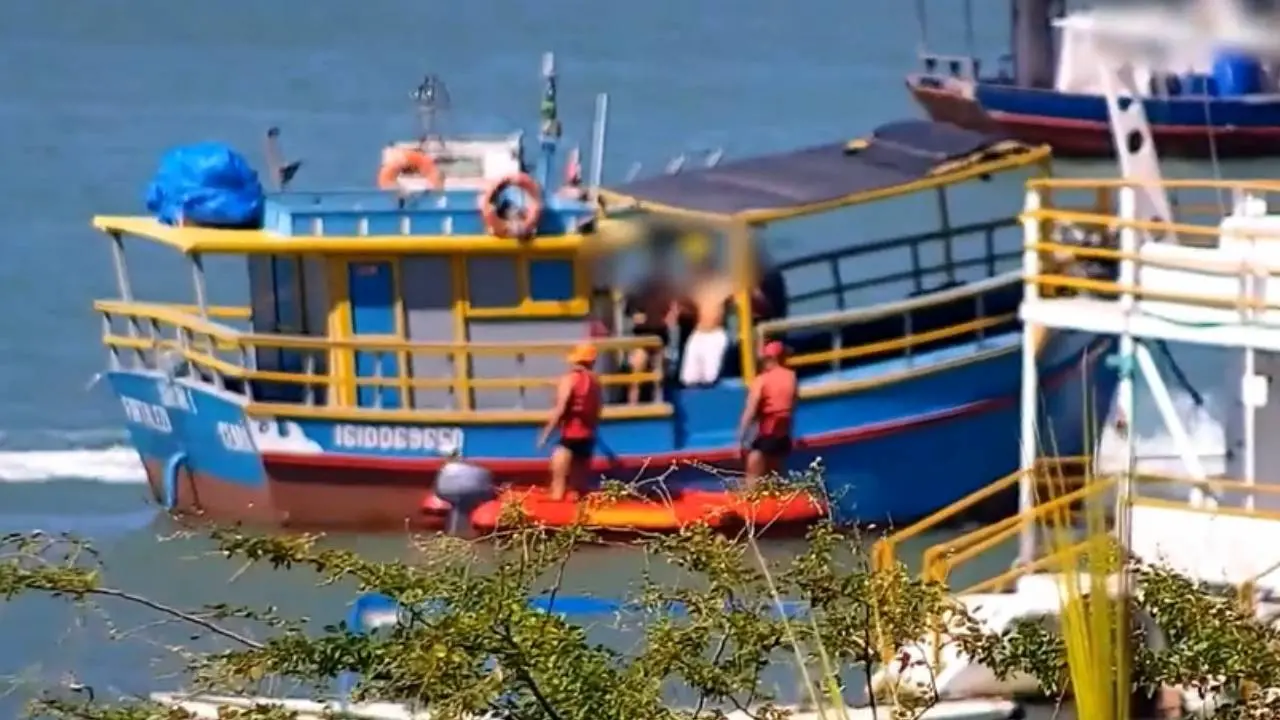 Imagem da notícia: Dupla suspeita de roubo tenta fugir nadando pelo mar e é presa em Fortaleza; veja vídeo