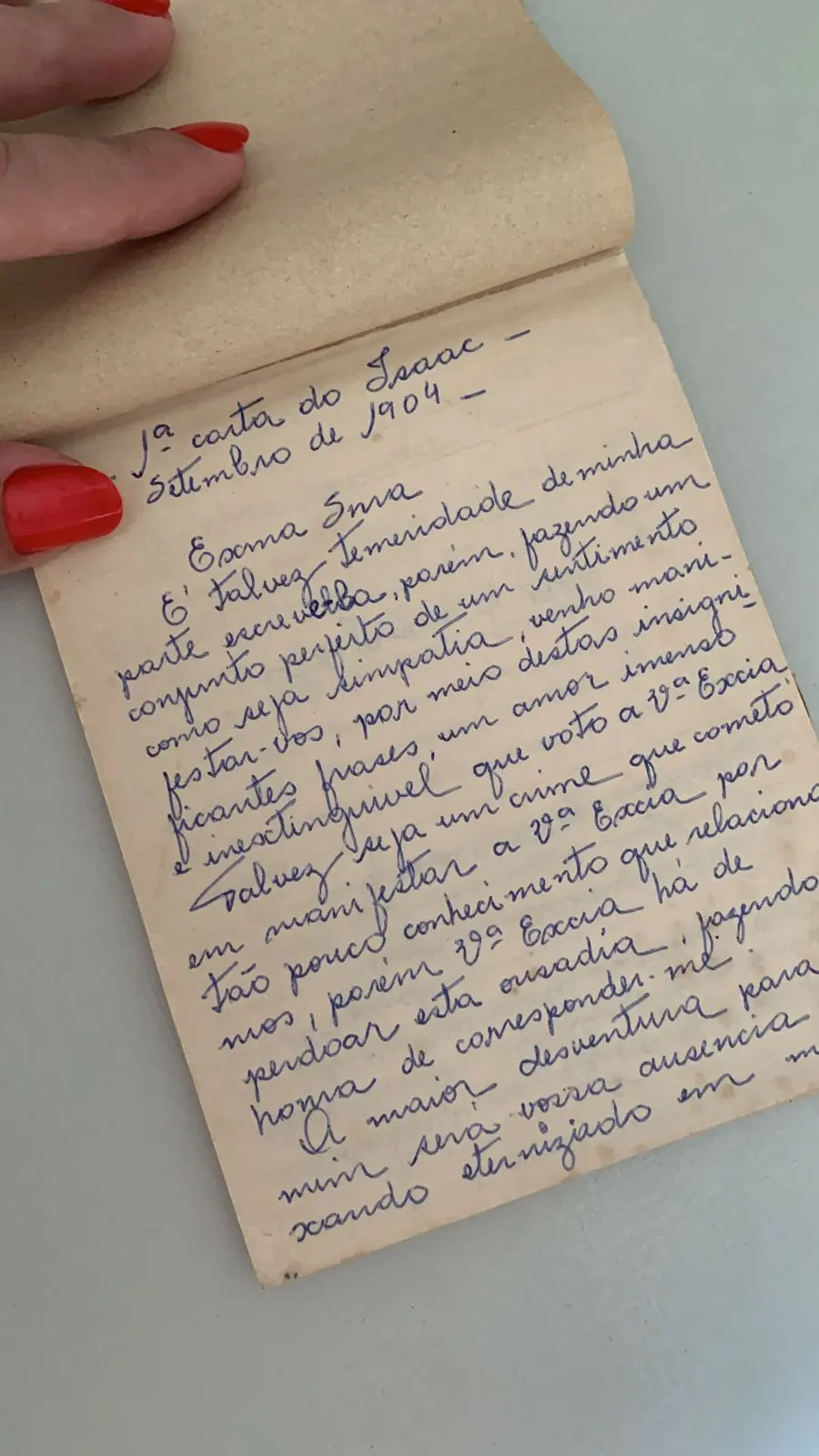 O caderno de Úrsula Azevedo tem cartas recitadas por ela das lembranças de um amor do passado, vivido em meados dos anos 1900