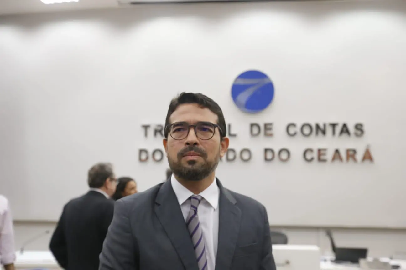 Imagem da notícia: Rholden Queiroz é escolhido presidente do TCE; veja os novos dirigentes eleitos