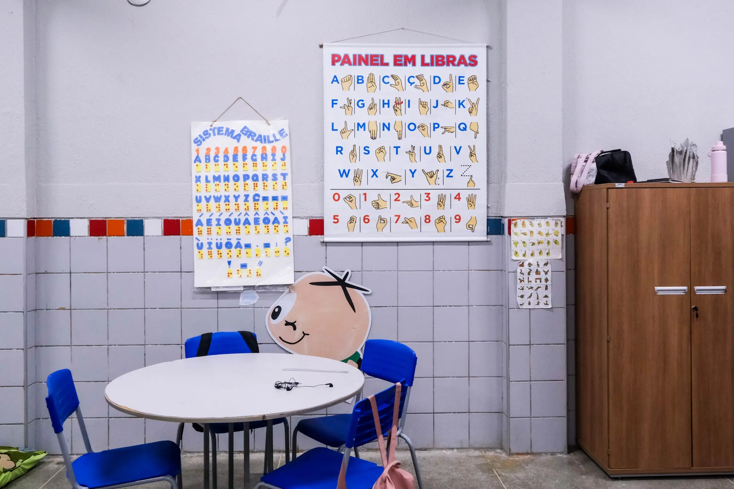 Imagem mostra sala de aula com alfabeto em Libras e em braille a ser utilizado por estudantes com deficiência