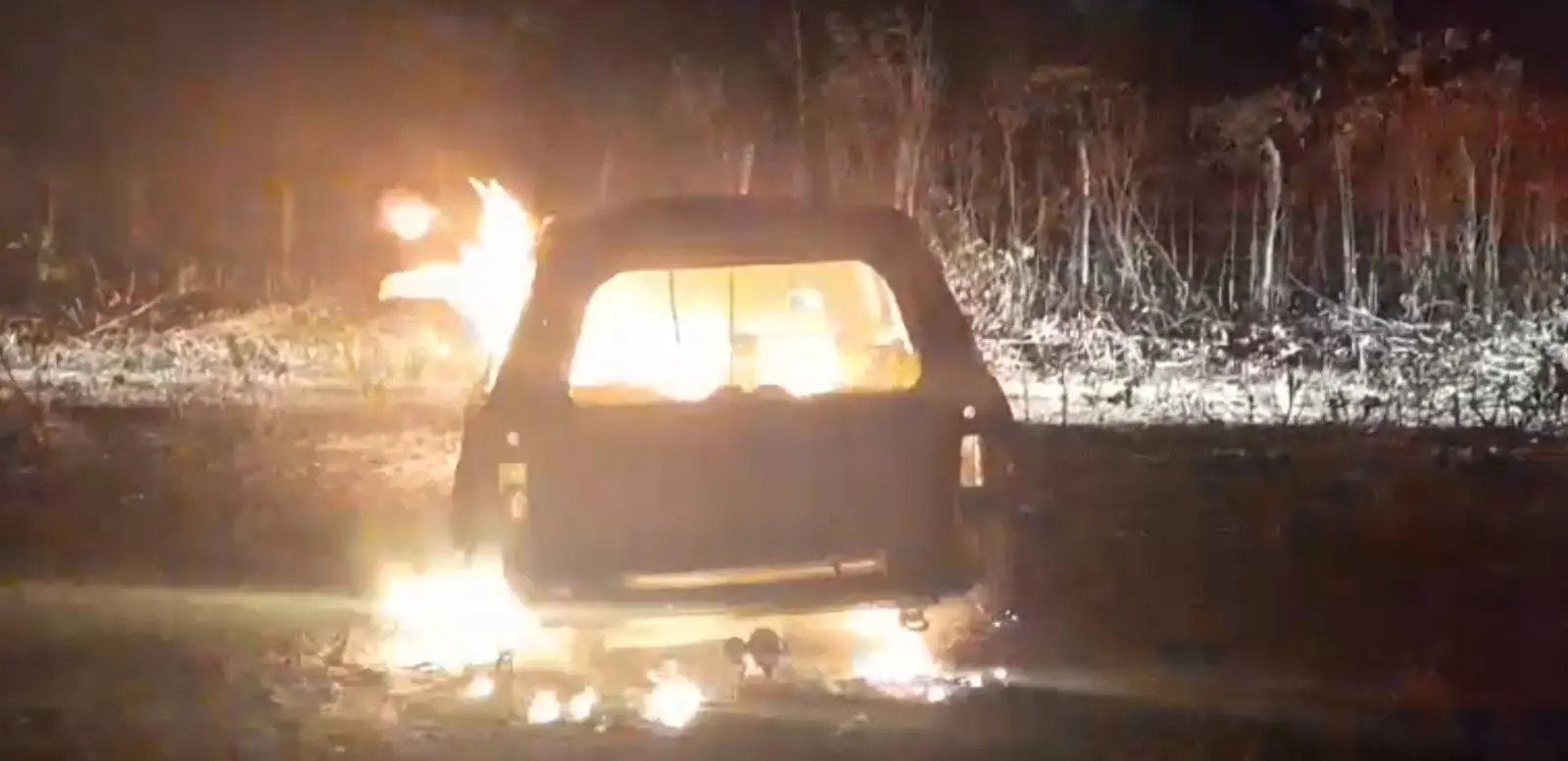 Imagem da notícia: Dois corpos são encontrados carbonizados dentro de carro em Itaitinga