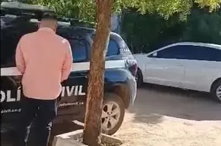 Imagem da notícia: Detido, delegado que bateu em mulher no Ceará se alterou com policiais e urinou em viatura; vídeo