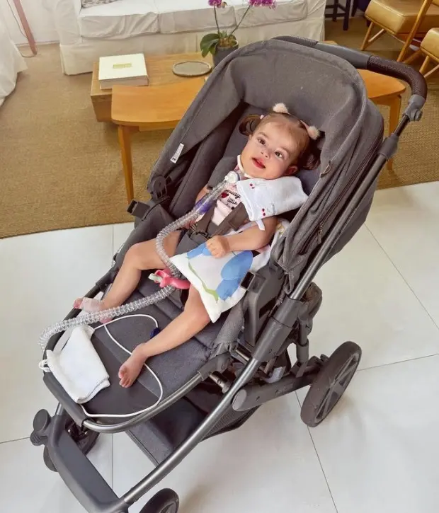 Imagem da notícia: Letícia Cazarré divulga foto da filha e se surpreende com avaliação dos fãs: ‘Como ela cresceu’