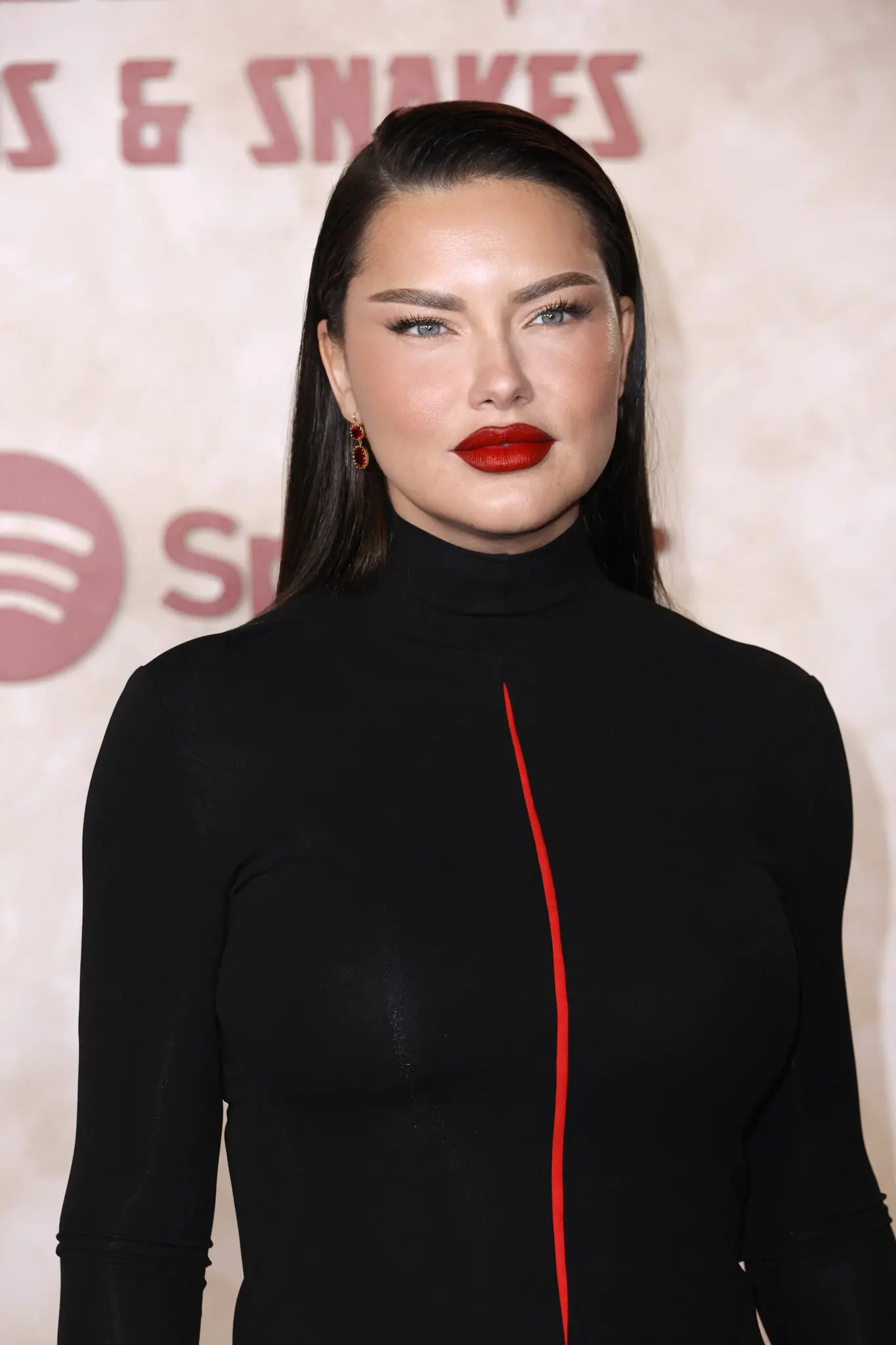 Imagem da notícia: Adriana Lima é criticada pela aparência e rebate: 'rosto de uma mãe cansada'