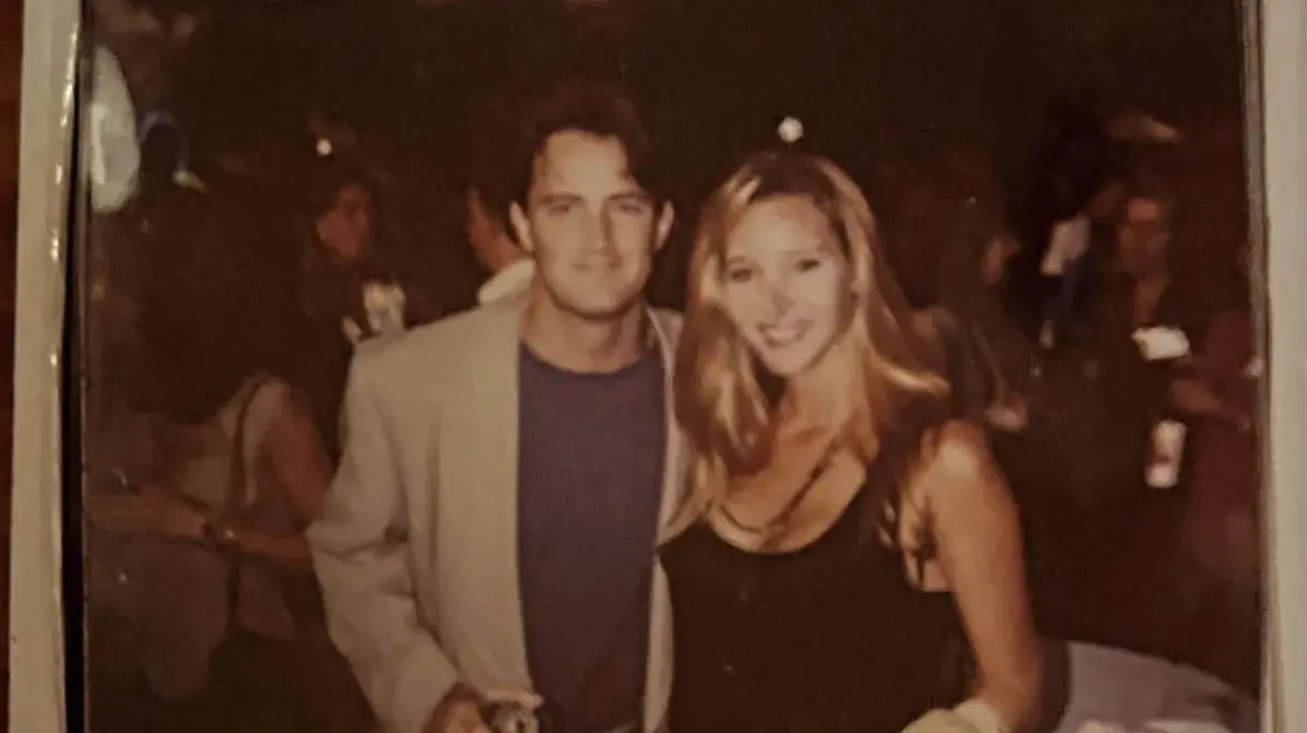 Imagem da notícia: Lisa Kudrow faz homenagem para Matthew Perry: 'obrigada por confiar em mim'