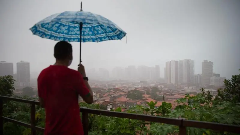 Imagem da notícia: Onda de calor deixa alguns estados do Brasil em alerta para forte tempestade; veja quais
