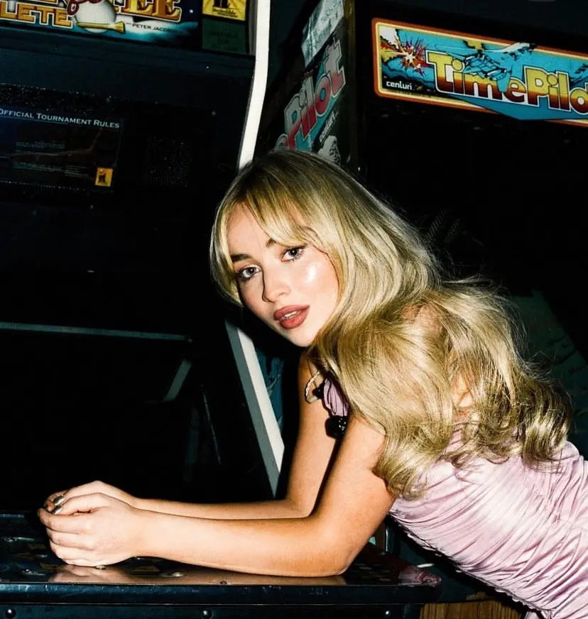 Imagem da notícia: Saiba quem é Sabrina Carpenter, cantora que abre os shows de Taylor Swift no Brasil