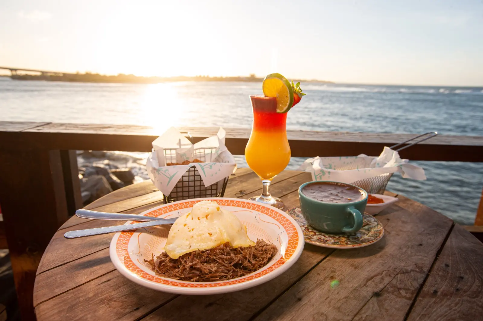 Imagem da notícia: Café à beira-mar é opção de lazer nas praias de Fortaleza