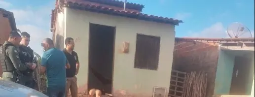 Imagem da notícia: Casal é morto a tiros na porta de casa em Aracoiaba