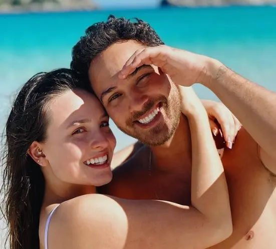 Imagem da notícia: Larissa Manoela ganha declaração emocionada do noivo André Luiz: ‘Sou mais feliz por causa de você’