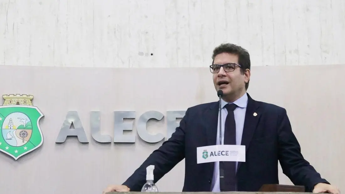 Imagem da notícia: Deputado cearense quer tornar obrigatória distribuição gratuita de água em shows no Ceará 