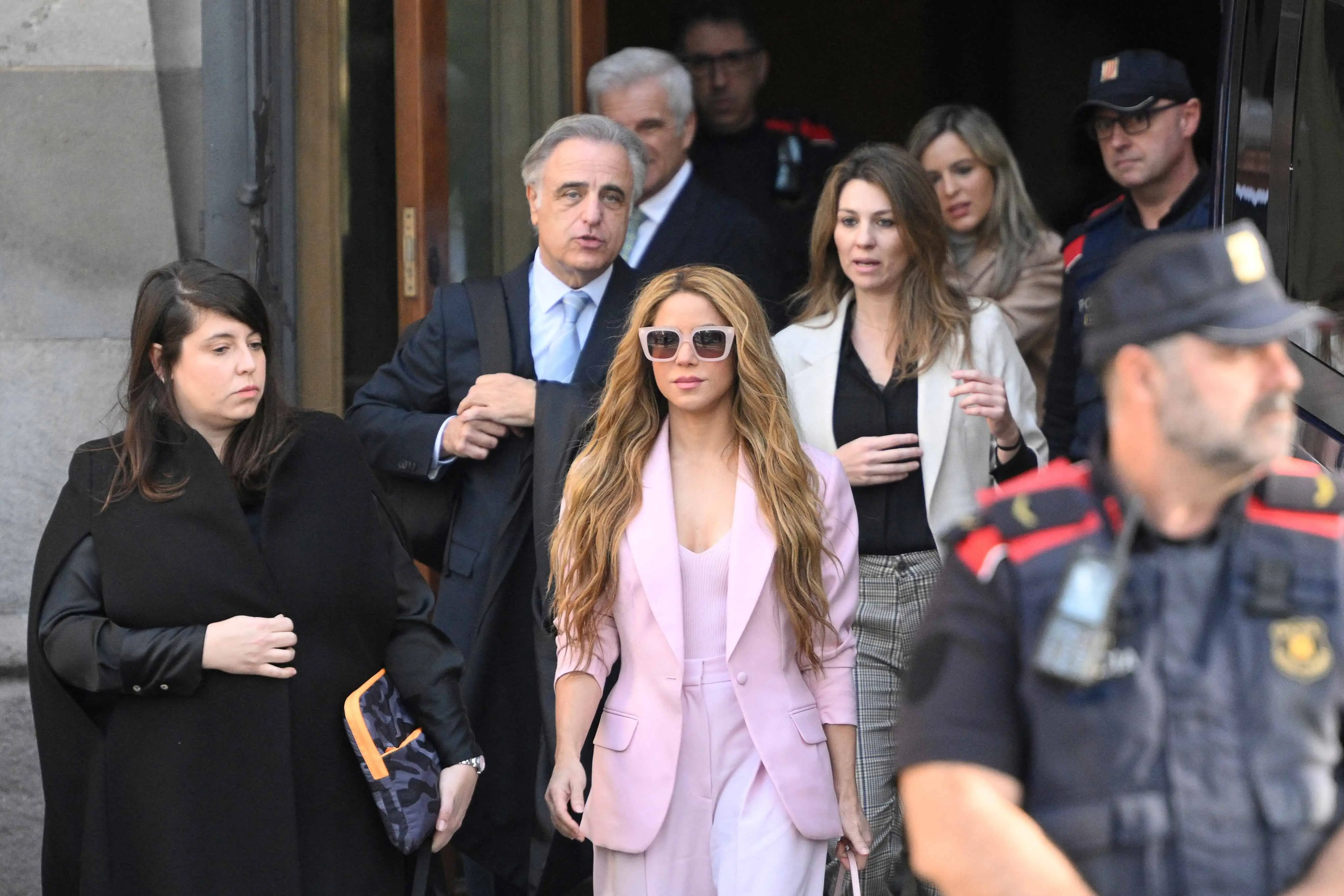 Imagem da notícia: Shakira faz acordo milionário para evitar julgamento por fraude fiscal e prisão efetiva