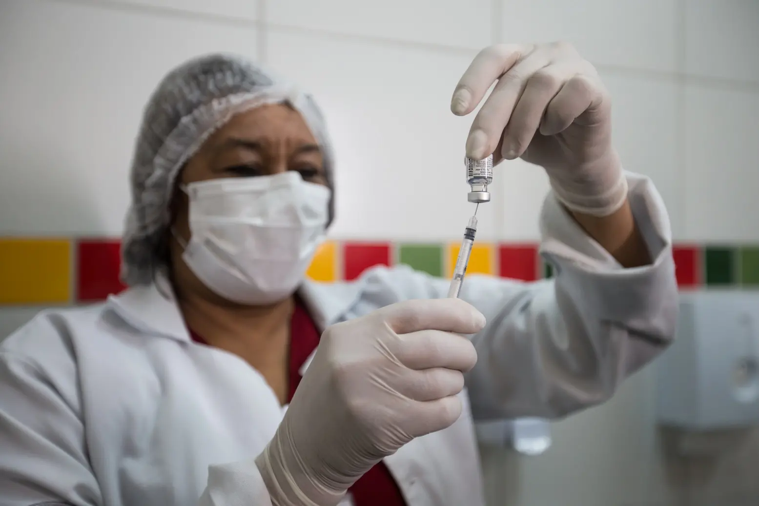 Imagem da notícia: Covid-19: só 18% do público do CE tomou vacina bivalente em meio a chegada de nova subvariante