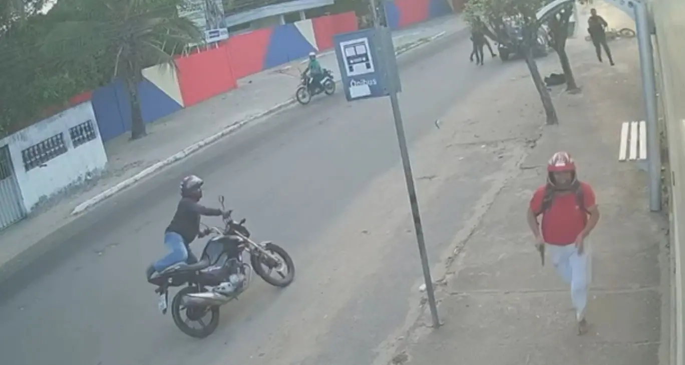 Imagem da notícia: Policiais militares derrubam motocicleta, perseguem e matam assaltantes em Fortaleza; veja vídeo