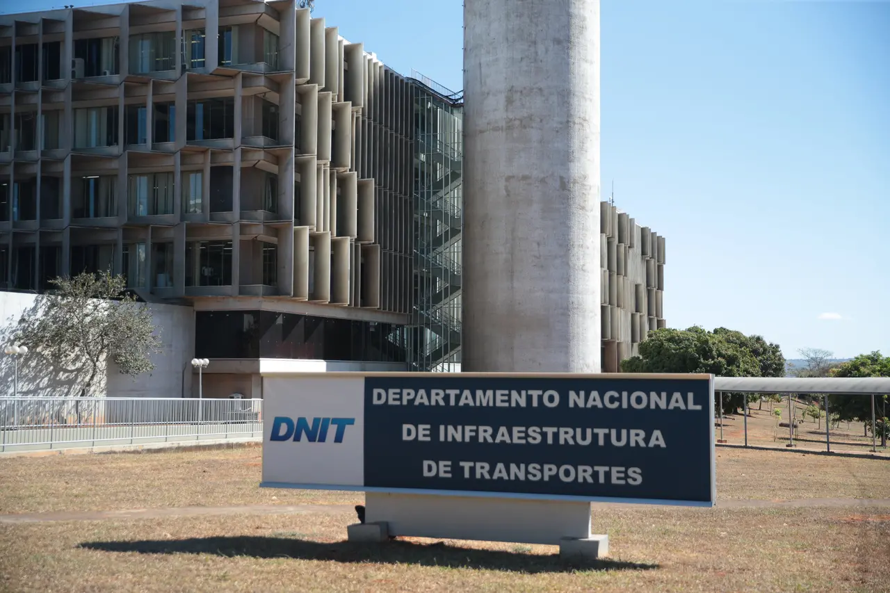 Imagem da notícia: Concurso DNIT divulga edital com vagas no Nordeste e salários de até R$ 12 mil