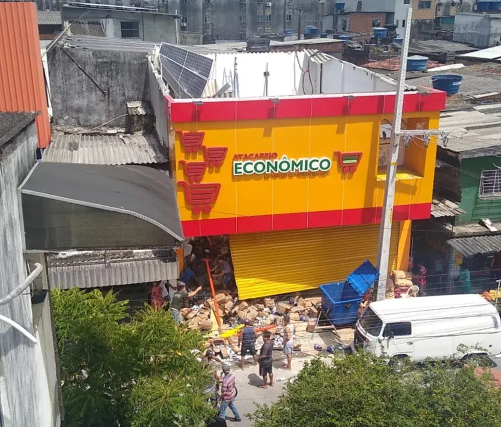 Imagem da notícia: Teto de supermercado desaba e sete pessoas ficam soterradas em Pernambuco; veja vídeo