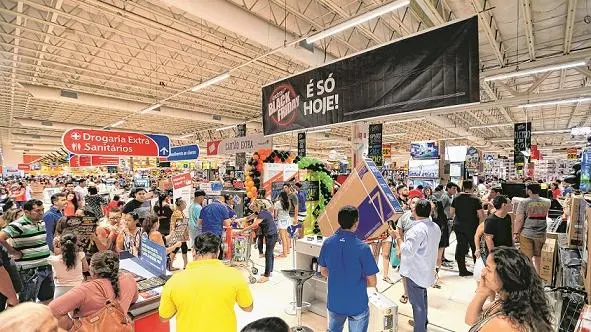 Tendemos a seguir padrões de comportamento ditados pela maioria. Racionalmente, sabemos que economizaremos mais não gastando nada do que comprando pela “metade do preço” um produto que não temos necessidade, mas, como todos parecem estar comprando na Black Friday