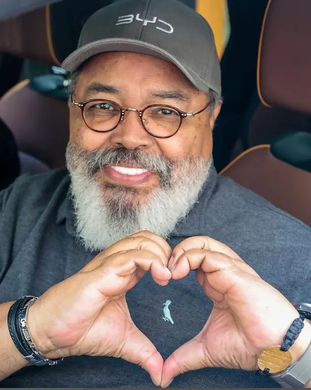 Imagem da notícia: Jorge Aragão celebra fim de linfoma, nova canção com Djonga e EP comemorativo de 40 anos de carreira