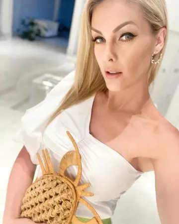 Imagem da notícia: Ana Hickmann fala pela primeira vez após agressão em entrevista: 'ele não me soltava'
